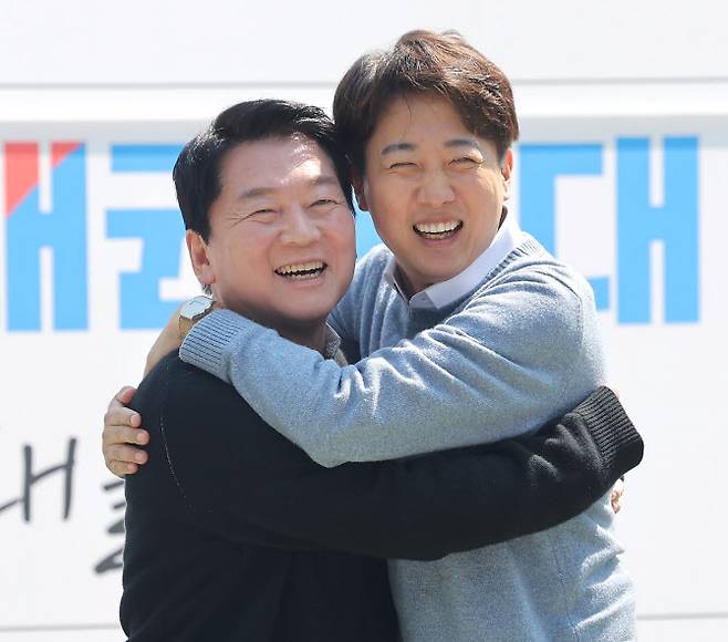 국민의힘 안철수 대선 경선 후보와 개혁신당 이준석 대선 후보가 25일 경기도 성남시 판교역 앞 광장에서 열린 인공지능(AI) 관련 ‘미래를 여는 단비토크’에서 만나 포옹하고 있다. (사진=연합뉴스)