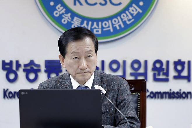 류희림 방송통신심의위원회 위원장이 지난 1월13일 서울 양천구 방송회관에서 열린 방송통신심의위원회 전체회의에서 회의 시작을 기다리고 있다. (사진=뉴시스)