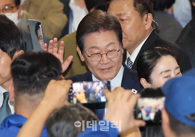 이재명 더불어민주당 대선 후보가 27일 경기도 고양 킨텍스에서 열린 수도권·강원·제주 합동 연설회에서 지지지들에게 인사하며 이동하고 있다. (사진=노진환 기자)