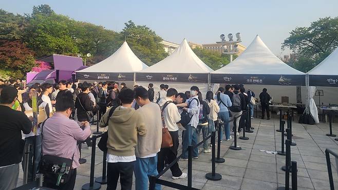 - 박사님들이 기념 굿즈를 사기 위해 줄을 서고 있었다.