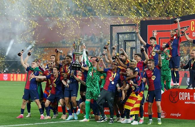 27일 레알 마드리드를 꺾고 코파 델 레이(국왕컵) 우승을 차지한 뒤 기뻐하는 FC바르셀로나 선수들