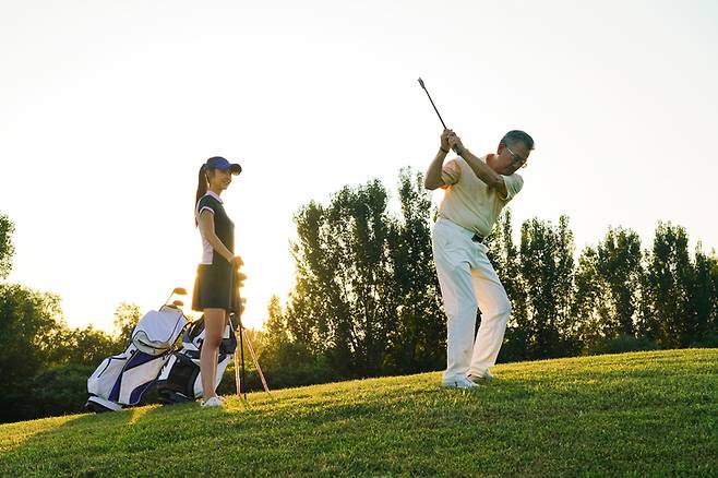 골프의 대표적인 동작인 스윙은 척추를 축으로 엉덩이, 허리, 어깨, 팔을 회전하는 운동이다. [사진=게티이미지뱅크]