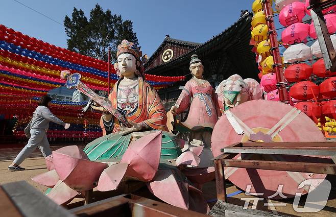 불기 2569년 부처님 오신 날(5월 5일) 연등회를 하루 앞둔 25일 서울 종로구 조계사에서 연등회 준비가 한창이다. 국가무형유산이자 유네스코 인류무형문화유산인 연등회는 대한민국을 대표하는 전통문화축제로 오는 26일~27일 양일간 서울 도심 곳곳에서 열린다. 2025.4.25/뉴스1 ⓒ News1 오대일 기자