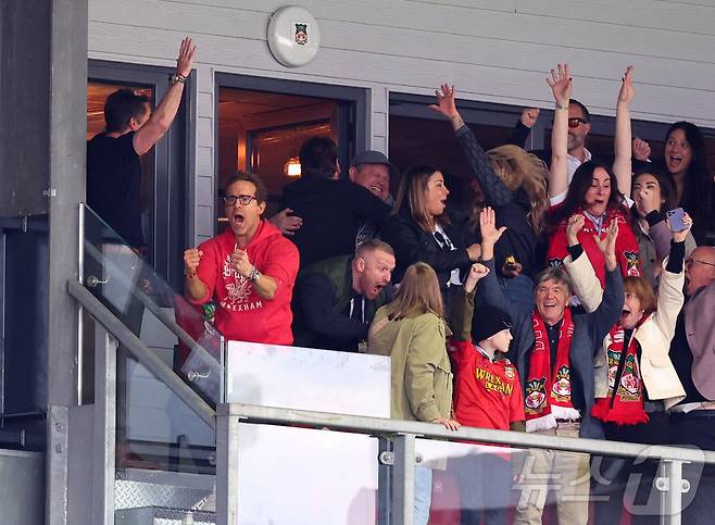 라이언 레이놀즈가 렉섬의 잉글랜드 챔피언십(2부리그) 승격에 기뻐하고 있다.  ⓒ 로이터=뉴스1