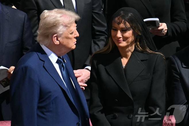 도널드 트럼프 미국 대통령과 부인 멜라니아 여사가 26일 (현지시간) 바티칸의 성 베드로 광장에서 열린 프란치스코 교황의 장례 미사에 참석을 하고 있다. 2025.04,27 ⓒ AFP=뉴스1