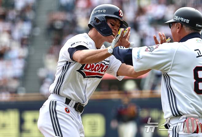 27일 서울 송파구 잠실야구장에서 열린 프로야구 '2025 신한 SOL 뱅크 KBO리그' 롯데 자이언츠와 두산 베어스의 경기, 4회말 1사 만루 상황에서 두산 오명진이 만루홈런을 치고 기뻐하고 있다. 2025.4.27/뉴스1 ⓒ News1 김도우 기자