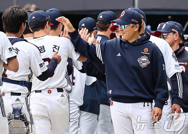 27일 서울 송파구 잠실야구장에서 열린 프로야구 '2025 신한 SOL 뱅크 KBO리그' 롯데 자이언츠와 두산 베어스의 경기, 두산 이승엽 감독이 13대4 승리 후 두산 오명진을 격려하고 있다. 2025.4.27/뉴스1 ⓒ News1 김도우 기자
