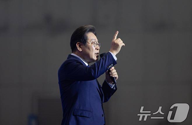 21대 대선 더불어민주당 후보로 선출된 이재명 후보가 27일 경기 고양시 킨텍스에서 열린 수도권·강원·제주 합동연설회에서 수락연설을 하고 있다. 2025.4.27/뉴스1 ⓒ News1 이재명 기자