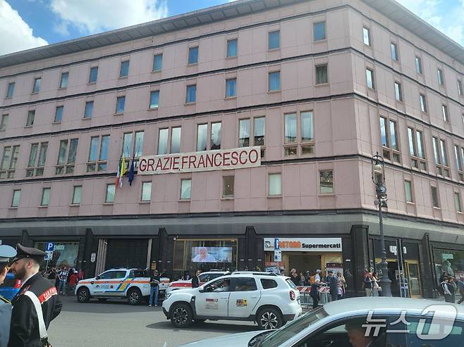 프란치스코 교황의 무덤이 있는 이탈리아 로마의 산타 마리아 마조레 대성전 건너편 건물에 '고마워요 프란치스코'(Grazie Francesco)라고 적힌 현수막이 걸려있다. ⓒ News1 김지완 기자