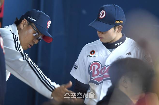 두산 이승엽 감독이 3일 잠실야구장에서 열린 2025 KBO 리그 키움과 경기 중 오명진에 타격지도를 하고 있다. 잠실 | 최승섭기자 thunder@sportsseoul.com