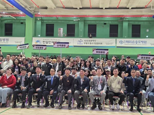 27일 인천광역시 부평남부체육센터에서 제7회 인천시부평구협회장기 배드민턴 대회가 열린 가운데 인천시부평구을 국회의원 박선원 더불어민주당 의원 등 단체 촬영. 사진┃STN DB