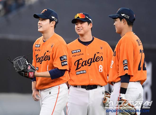 8회초 2사 1루. 교체되는 문동주.