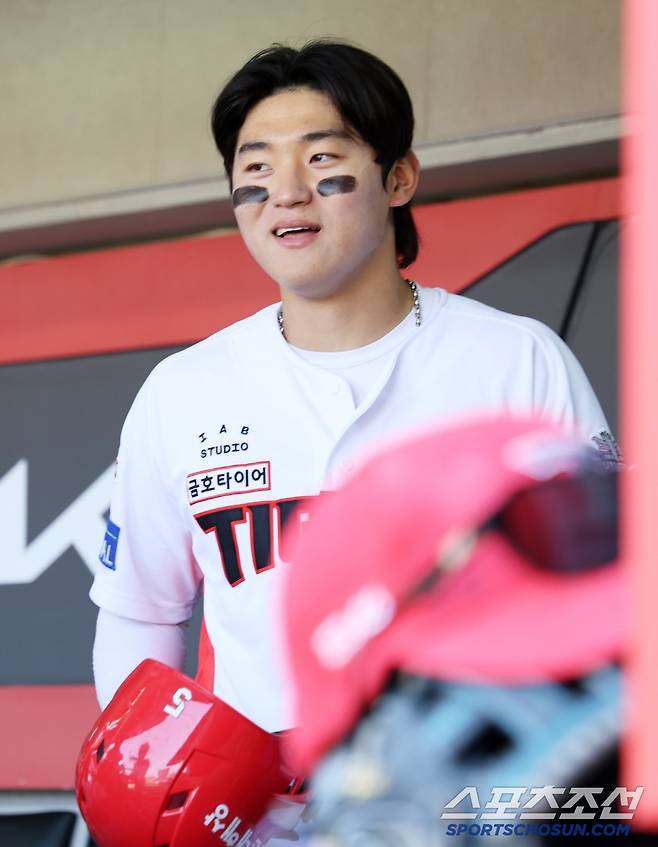 KIA 타이거즈 김도영이 부상 복귀 첫 선발 경기에서 홈런포를 터뜨리며 연패를 끊는데 앞장섰다.