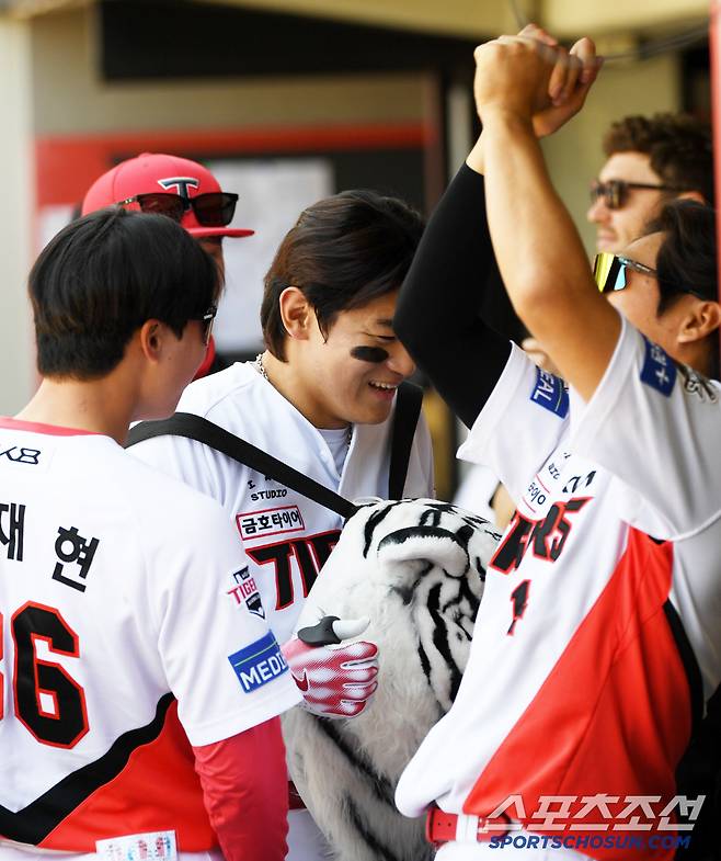 건강한 모습으로 돌아온 김도영이 적시타 이후 솔로포까지 터뜨리자 KIA 더그아웃 분위기도 뜨거워졌다. 광주=박재만 기자 pjm@sportschosun.com