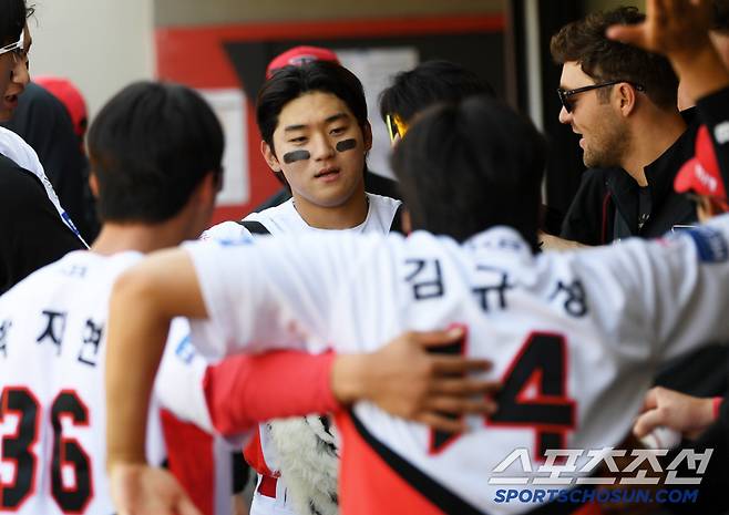 괴물 같은 타자 김도영의 솔로포가 터지자 더그아웃 분위기가 더 뜨거워졌다.