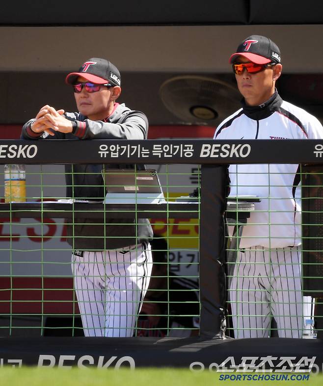 26일 광주 기아챔피언스필드에서 열린 KIA 타이거즈와 LG 트윈스의 경기. LG 염경엽 감독이 생각에 잠겨 있다. 광주=박재만 기자 pjm@sportschosun.com/2025.04.26/