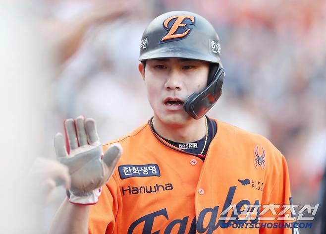 3회 플로리얼 적시타 때 득점에 성공한 심우준.