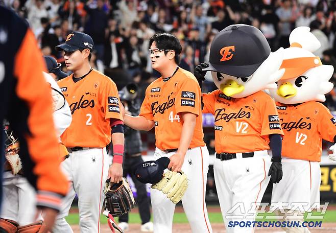 동료들과 하이파이브 나누는 김서현.