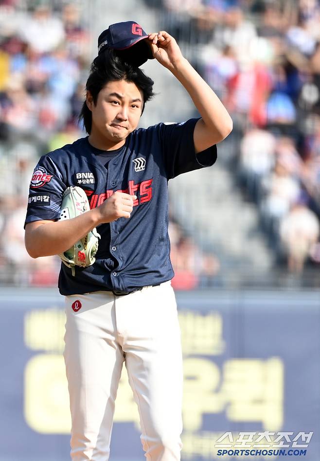 26일 잠실야구장에서 열린 롯데와 두산의 경기, 8회말 마운드에 오른 롯데 정철원이 두산 팬들에게 인사를 하고 있다. 허상욱 기자wook@sportschosun.com/2025.04.26/