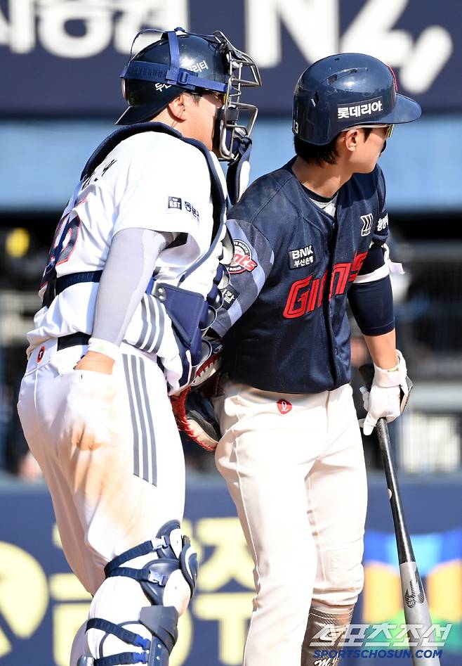 7회초 2사 2루 타석에 들어서던 전민재와 포수 마스크를 쓴 김기연이 서로를 다독이고 있다