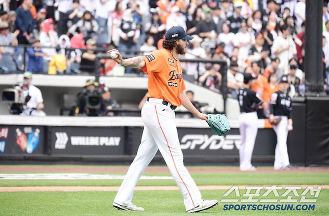 1회 투구 도중 넘어졌으나 더그아웃에 괜찮다고 표시하는 폰세.