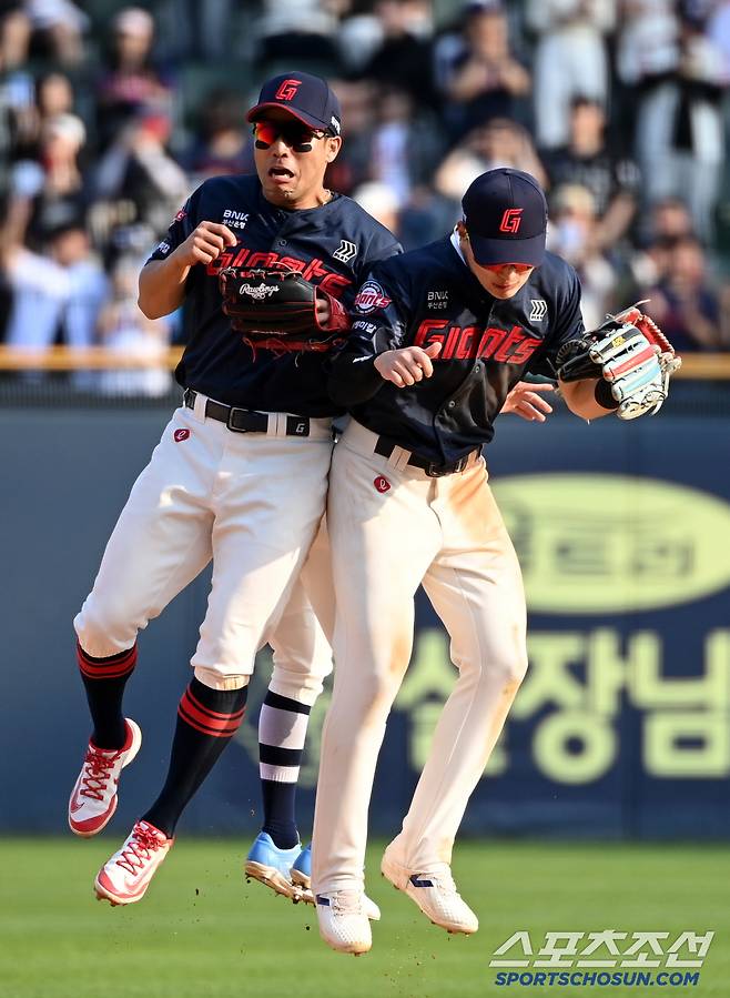 26일 잠실야구장에서 열린 롯데와 두산의 경기,롯데가 7대4로 승리했다. 승리의 기쁨을 나누는 전준우, 장두성, 윤동희의 모습. 허상욱 기자wook@sportschosun.com/2025.04.26/