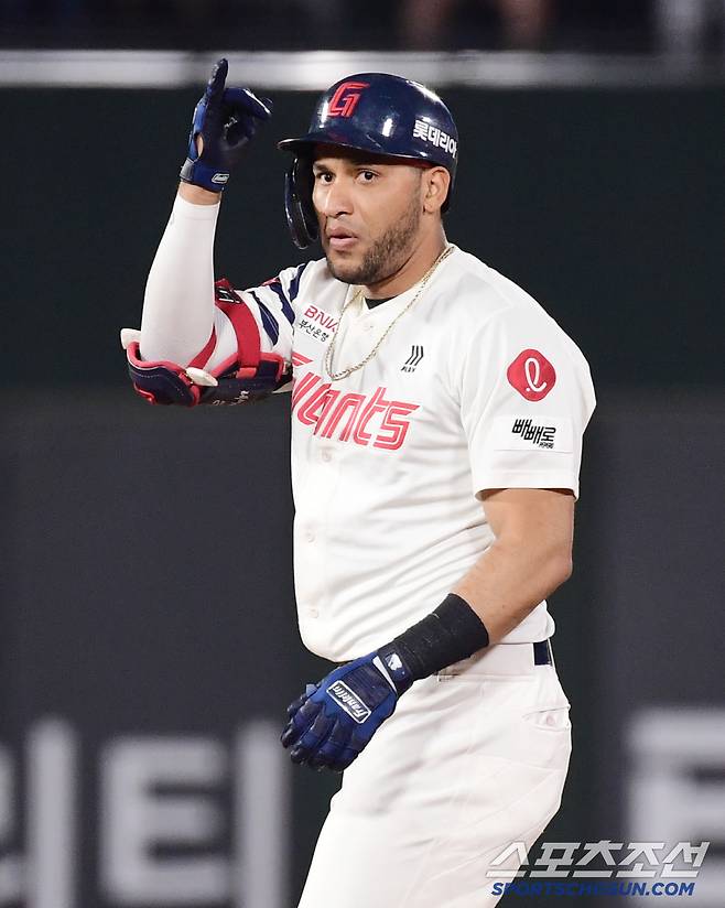 24일 부산 사직야구장에서 열린 롯데와 한화의 경기. 8회 2루타를 날린 롯데 레이예스. 부산=송정헌 기자songs@sportschosun.com/2025.04.24/