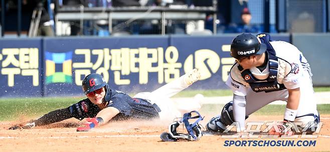 26일 잠실야구장에서 열린 롯데와 두산의 경기, 6회초 1사 1,3루 롯데 나승엽의 삼진때 3루주자 윤동희가 홈으로 파고들어 세이프되고 있다. 잠실=허상욱 기자wook@sportschosun.com/2025.04.26/