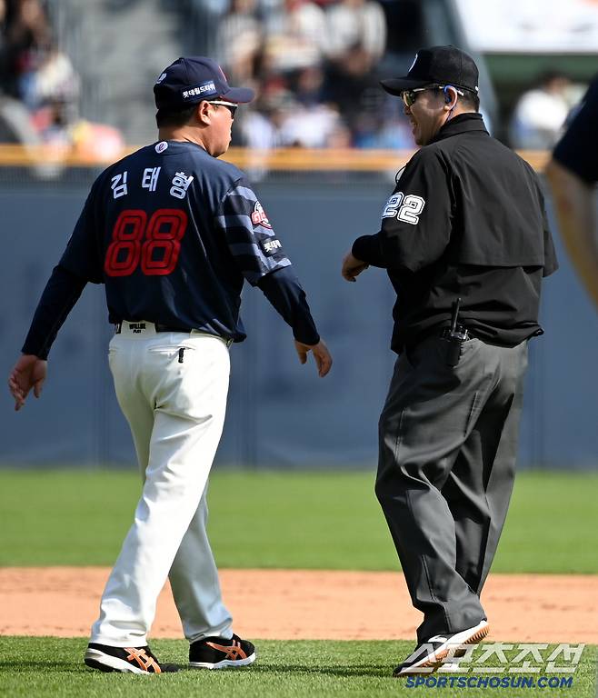 26일 잠실야구장에서 열린 롯데와 두산의 경기, 6회말 무사 1루 두산 박준영의 투수 앞 땅볼때 롯데 유격수 전민재가 2루로 향하던 1루주자 김기연과 충돌해 넘어진 후 김태형 감독이 그라운드로 나와 심판과 이야기를 하고 있다. 잠실=허상욱 기자wook@sportschosun.com/2025.04.26/