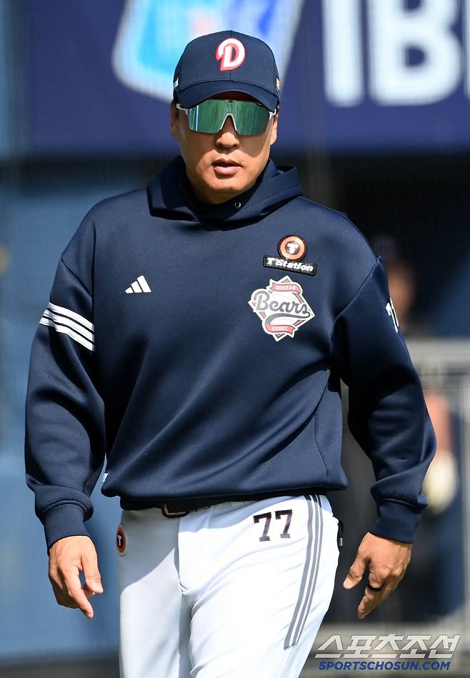 26일 잠실야구장에서 열린 롯데와 두산의 경기, 두산 이승엽 감독이 판정을 확인한 후 더그아웃으로 향하고 있다. 잠실=허상욱 기자wook@sportschosun.com/2025.04.26/