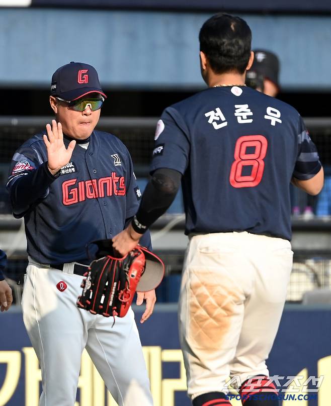 26일 잠실야구장에서 열린 롯데와 두산의 경기,롯데가 7대4로 승리했다. 승리의 기쁨을 나누는 김태형 감독과 전준우의 모습. 허상욱 기자wook@sportschosun.com/2025.04.26/