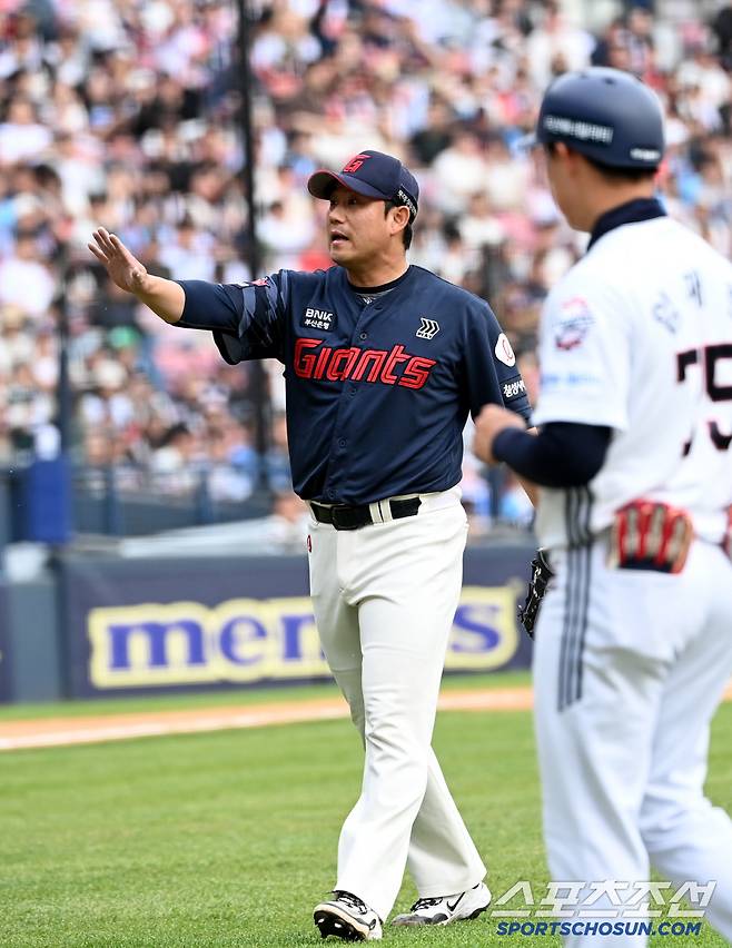 27일 잠실야구장에서 열린 롯데와 두산의 경기, 6회말 2사 1루 롯데 김상수가 자신의 투구에 맞은 두산 김재환에 고의가 아니라며 이야기하고 있다. 잠실=허상욱 기자wook@sportschosun.com/2025.04.27/