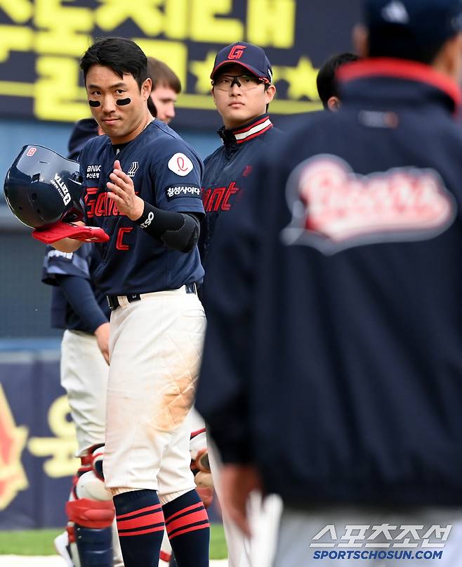 14대3, 대승을 거둔 두산 선수단에 인사를 건네며
