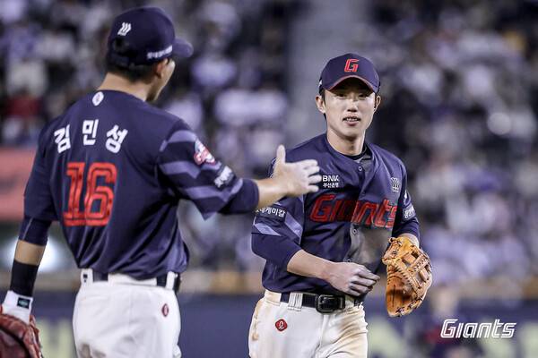 전민재(오른쪽). ⓒ롯데 자이언츠