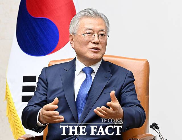4·27 판문점선언 7주년 기념식 참석차 국회를 방문한 문재인 전 대통령이 25일 오후 서울 여의도 국회에서 우원식 국회의장과 면담을 하고 있다. /국회사진취재단