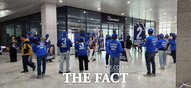 27일 일산 고양 킨텍스 일대에서 각 후보 지지자들이 응원전을 펼치고 있다. /서다빈 기자