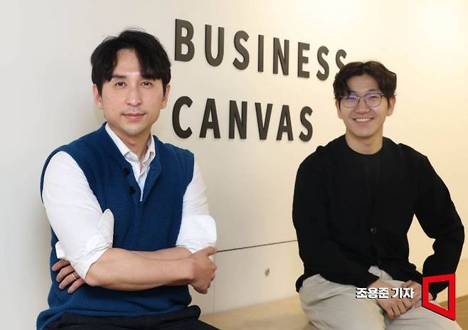 비즈니스캔버스 김우진 대표(왼쪽)와 김영주 소프트웨어 개발자가 서울 강남구 사무실에서 아시아경제와 인터뷰 하고 있다. 조용준 기자