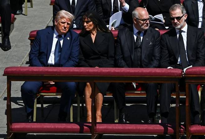 도널드 트럼프 미국 대통령과 아내 멜라니아 여사가 26일바티칸 성 베드로 광장에서 열린 프란치스코 교황 장례식에 참석하고 있다. 로이터연합뉴스