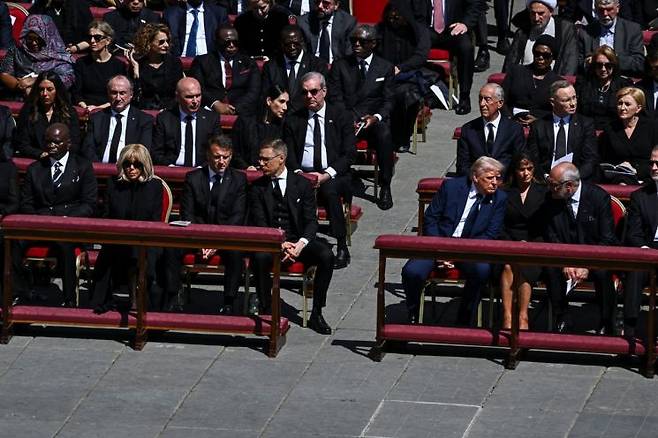도널드 트럼프 미국 대통령과 아내 멜라니아 여사가 26일바티칸 성 베드로 광장에서 열린 프란치스코 교황 장례식에 참석하고 있다. 로이터연합뉴스