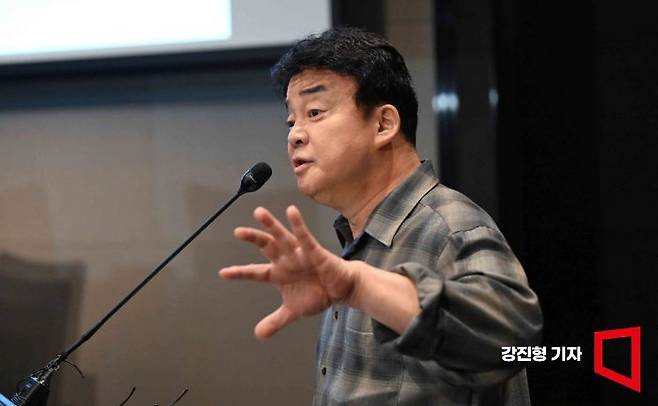 백종원 더본코리아 대표이사가 강원 인제군으로부터 지역축제 홍보영상 제작 대가로 5억5000만원을 받은 사실이 알려졌다.