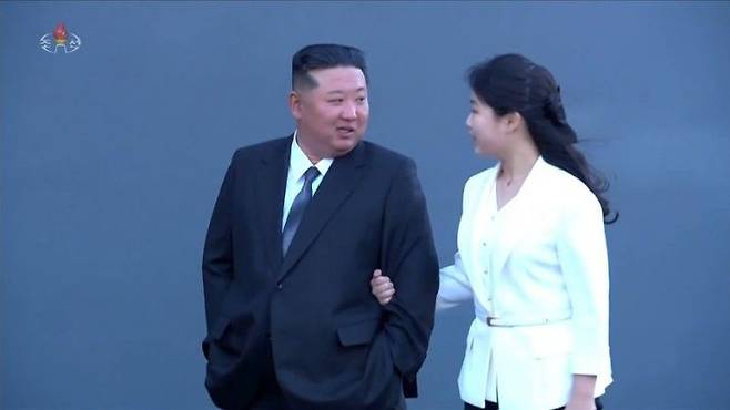 북한 김정은 국무위원장이 북한 해군 역사상 최대 규모로 평가되는 5000t급 구축함 진수 기념식에도 딸 김주애를 대동했다. 연합뉴스