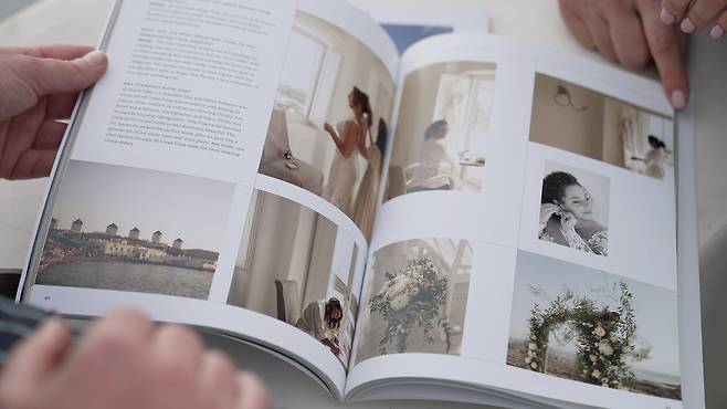 에바 렌들은 자신이 찍은 사진을 보여주었다. 관광객이 줄어들면 사진작가인 렌들의 사업에 타격이 있을 수 있다