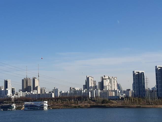 오늘날씨, 내일날씨, 주간날씨 예보 ⓒbnt뉴스= 일요일인 오늘(27일) 날씨는 새벽까지 전국이 맑다가, 오전부터 차차 구름 많아지겠고, 제주도는 대체로 흐리고, 밤에 비가 오겠다. 아침 최저기온은 6~15도, 낮 최고기온은 18~27도로 예상된다.