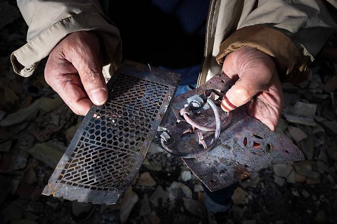 한참을 뒤적여 그을린 쇠경첩 몇 점만을 겨우 찾았다. ‘한옥 박물관’을 세워 전시하려 했던 소장품들. /이건송 영상미디어 기자