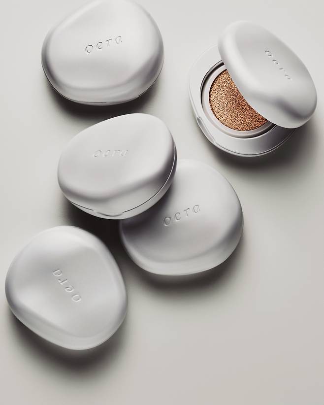 하루 종일 빛나는 피부를 선물하는 오에라 ‘스킨터치 하이드라 글로우 쿠션(SPF30 PA++)’.
