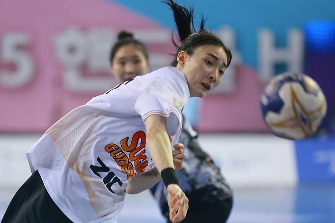 27일 서울 송파구 올림픽공원 핸드볼경기장에서 열린 2024-2025 핸드볼 H리그 여자부 챔피언결정전 2차전 삼척시청과 SK 슈가글라더즈의 경기. SK 강경민이 득점하고 있다. /연합뉴스