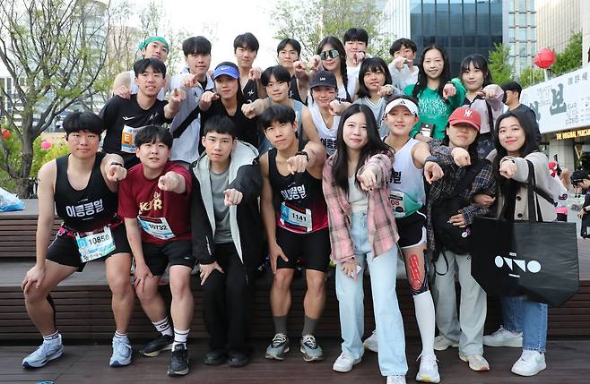 2025 서울하프마라톤 대회에 참가한 러닝크루 ‘이콩콩일 2001Runners’ 회원들이 27일 오전 서울 광화문 광장에서 포즈를 취하고 있다. /남강호 기자