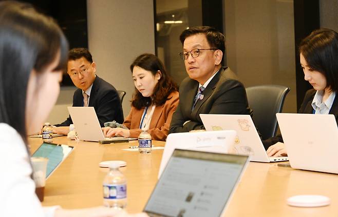 최상목 부총리 겸 기획재정부 장관이 25일(현지시각) 미국 워싱턴DC 국제통화기금(IMF) 본부에서 진행된 출장 동행 기자단 간담회에서 발언하고 있다. /기획재정부 제공