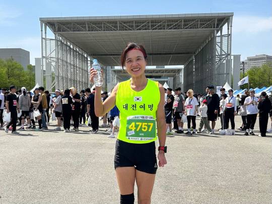 27일 대전 엑스포 시민광장에서 열린 제21회 3대 하천 마라톤대회 여자 하프코스에서 1위를 한 이가연(56) 씨. 유혜인 기자