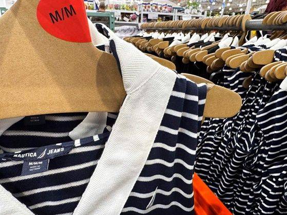 지난 8일 미국 워싱턴의 한 의류매장에서 ‘베트남산’(Made in Vietnam)'이라고 적힌 옷이 진열돼 있다. ⓒ AFP/연합뉴스